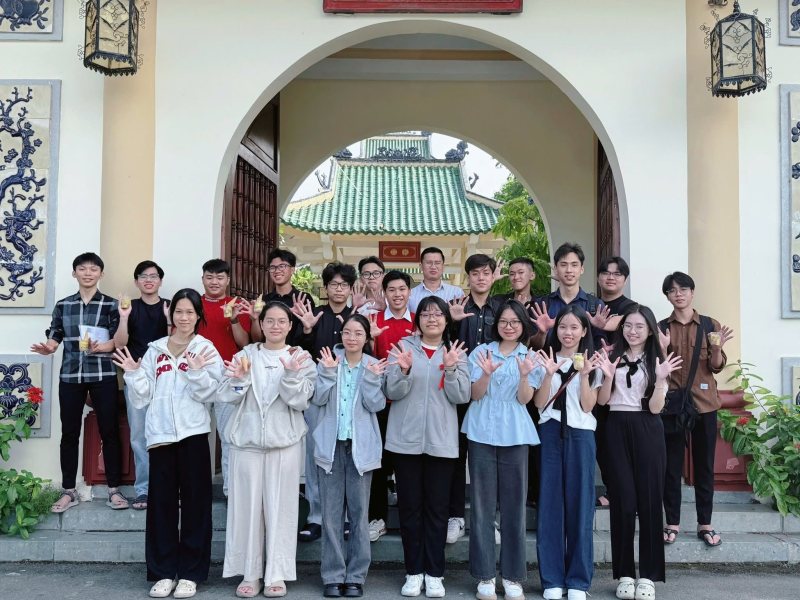 Thầy cô và học sinh chụp ảnh cùng nhau dưới vòm cổng