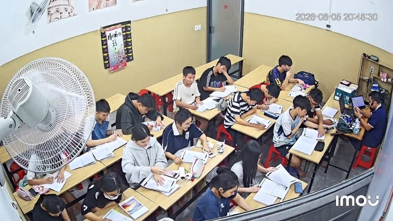 Học sinh làm bài trong một buổi học tại Math House
