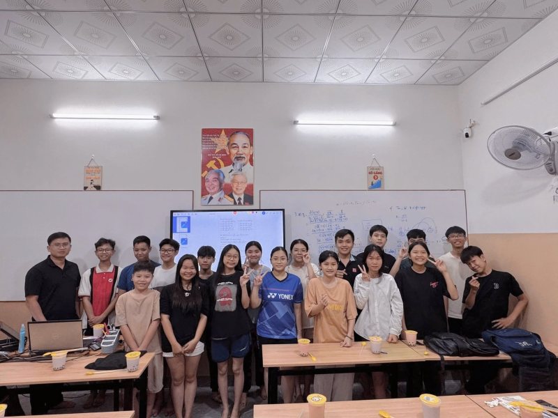 Thầy và học sinh chụp ảnh tập thể trong lớp học Math House