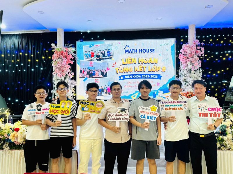 Thầy cô và học sinh tại buổi liên hoan tổng kết lớp 9 Math House, niên khóa 2022–2026